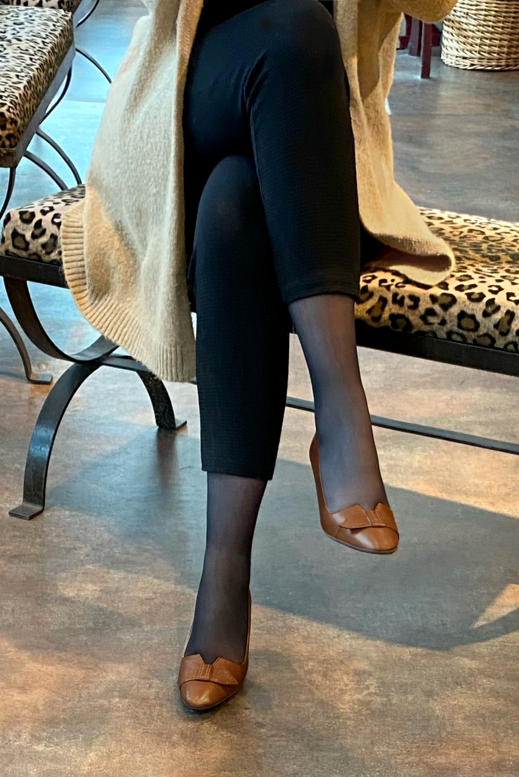 Caramel brown women's dress pumps, with a knot on the front. Round toe. High slim heel. Worn view - Florence KOOIJMAN